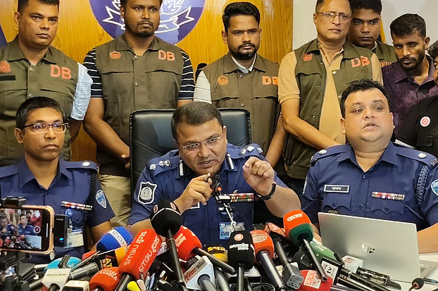পুলিশের সংবাদ সম্মেলন -ফোন ছিনিয়ে নেওয়ার সময় বাধা দেওয়ায় লাঠি দিয়ে অপ্রতিমের মাথায় আঘাত